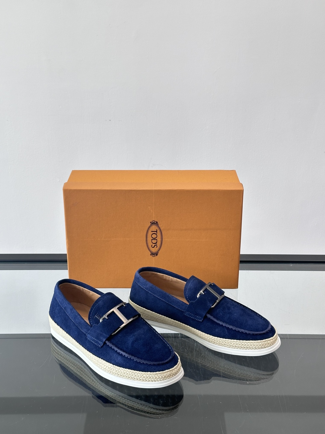 TOD’S/托德斯新款男士乐福休闲鞋，这款鞋选用翻毛皮制成，橡胶大底尽显品牌元素，轻松提升日常造型。原版