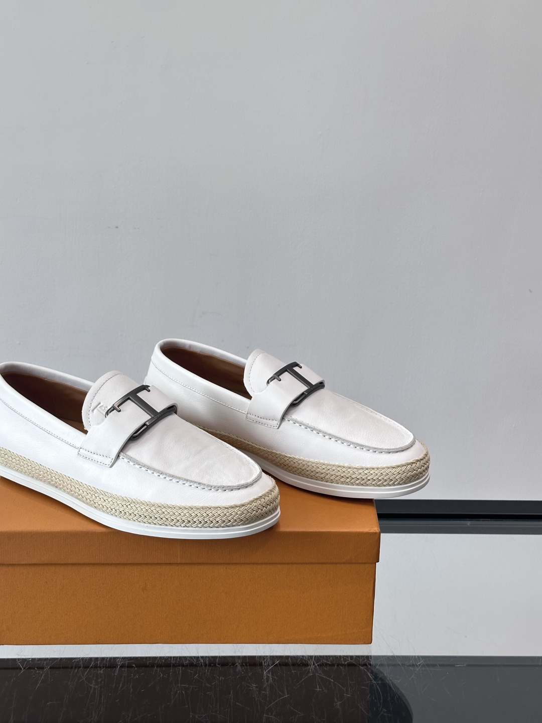 TOD’S/托德斯新款男士乐福休闲鞋，这款鞋选用翻毛皮制成，橡胶大底尽显品牌元素，轻松提升日常造型。原版