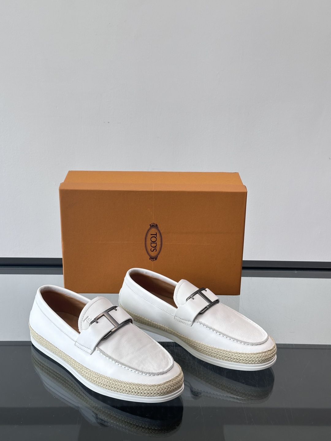 TOD’S/托德斯新款男士乐福休闲鞋，这款鞋选用翻毛皮制成，橡胶大底尽显品牌元素，轻松提升日常造型。原版