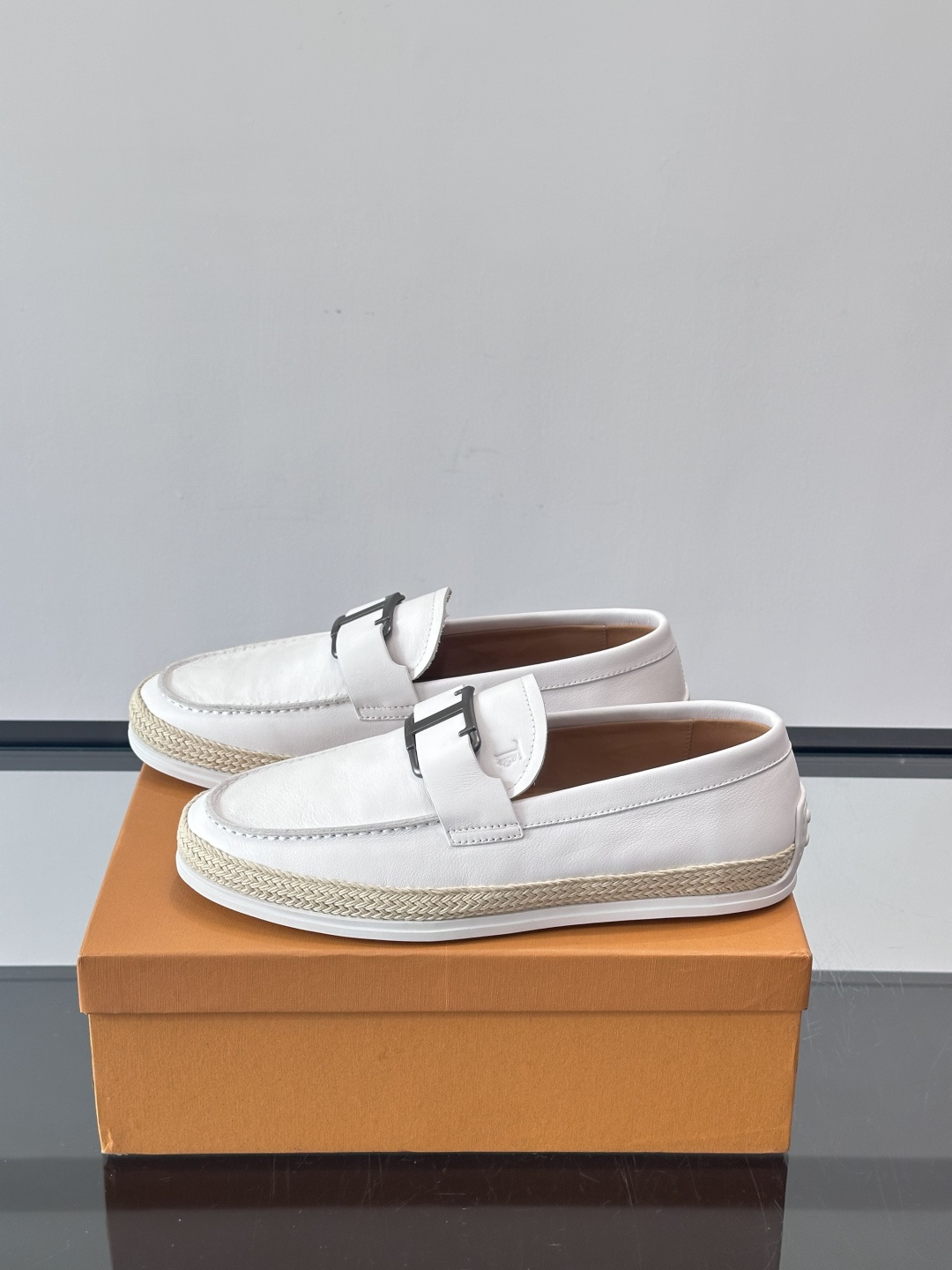 TOD’S/托德斯新款男士乐福休闲鞋，这款鞋选用翻毛皮制成，橡胶大底尽显品牌元素，轻松提升日常造型。原版