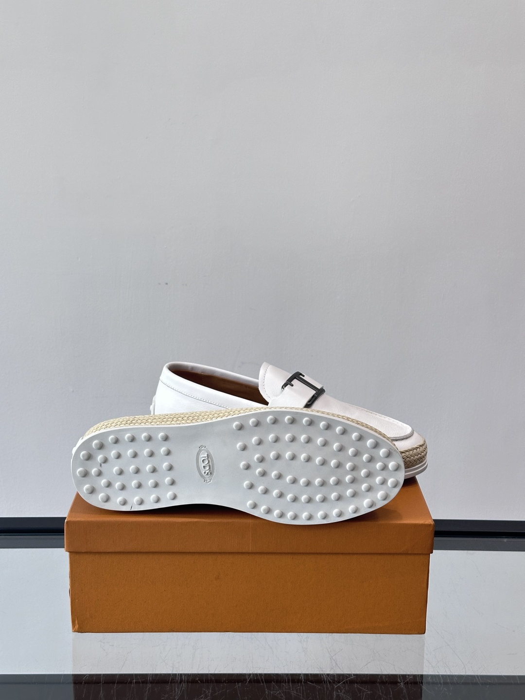 TOD’S/托德斯新款男士乐福休闲鞋，这款鞋选用翻毛皮制成，橡胶大底尽显品牌元素，轻松提升日常造型。原版