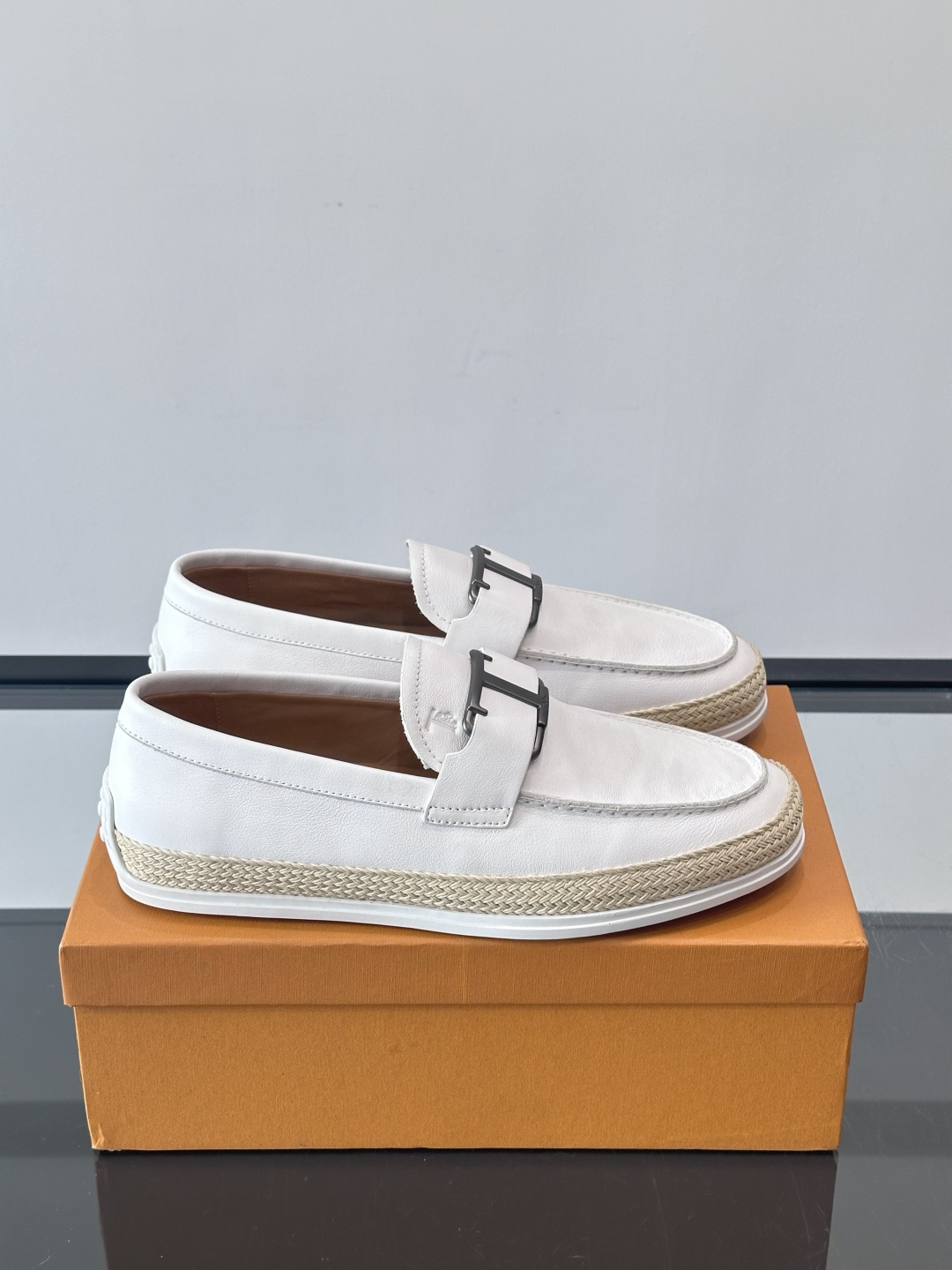 TOD’S/托德斯新款男士乐福休闲鞋，这款鞋选用翻毛皮制成，橡胶大底尽显品牌元素，轻松提升日常造型。原版