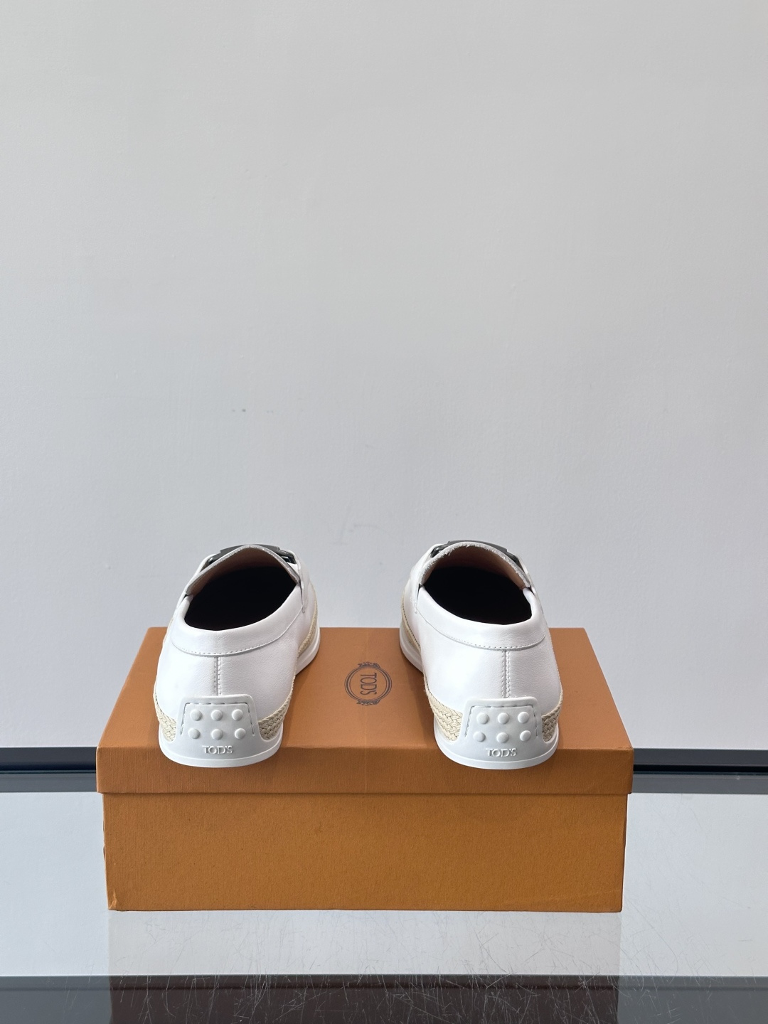 TOD’S/托德斯新款男士乐福休闲鞋，这款鞋选用翻毛皮制成，橡胶大底尽显品牌元素，轻松提升日常造型。原版