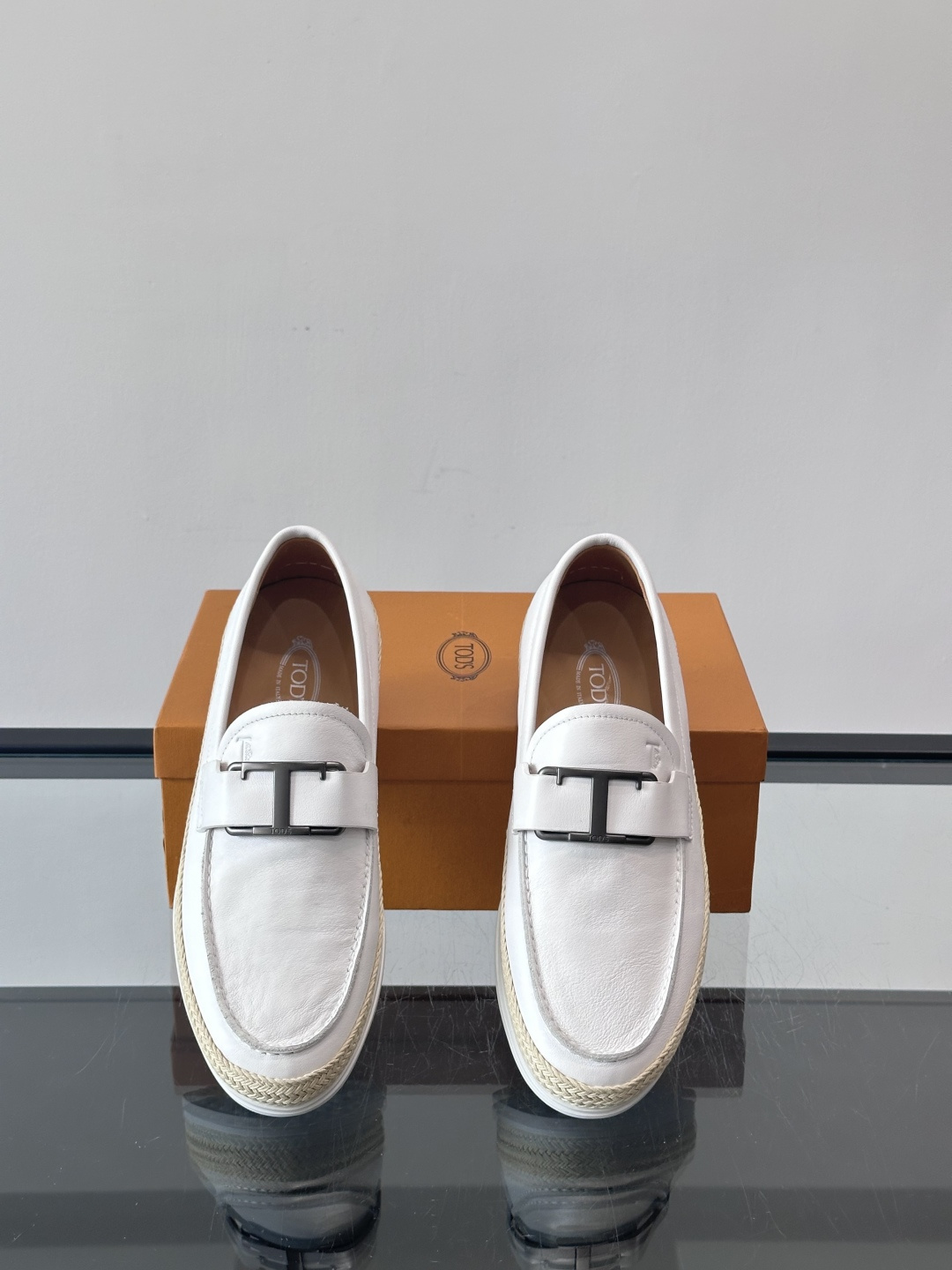 TOD’S/托德斯新款男士乐福休闲鞋，这款鞋选用翻毛皮制成，橡胶大底尽显品牌元素，轻松提升日常造型。原版