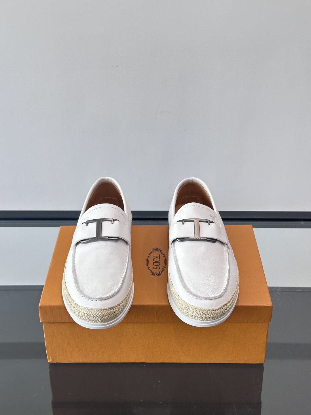 TOD’S/托德斯新款男士乐福休闲鞋，这款鞋选用翻毛皮制成，橡胶大底尽显品牌元素，轻松提升日常造型。原版