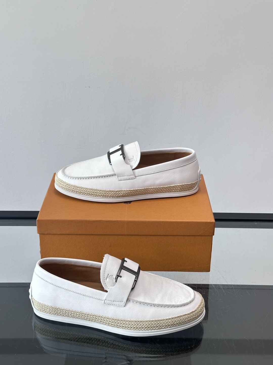 TOD’S/托德斯新款男士乐福休闲鞋，这款鞋选用翻毛皮制成，橡胶大底尽显品牌元素，轻松提升日常造型。原版