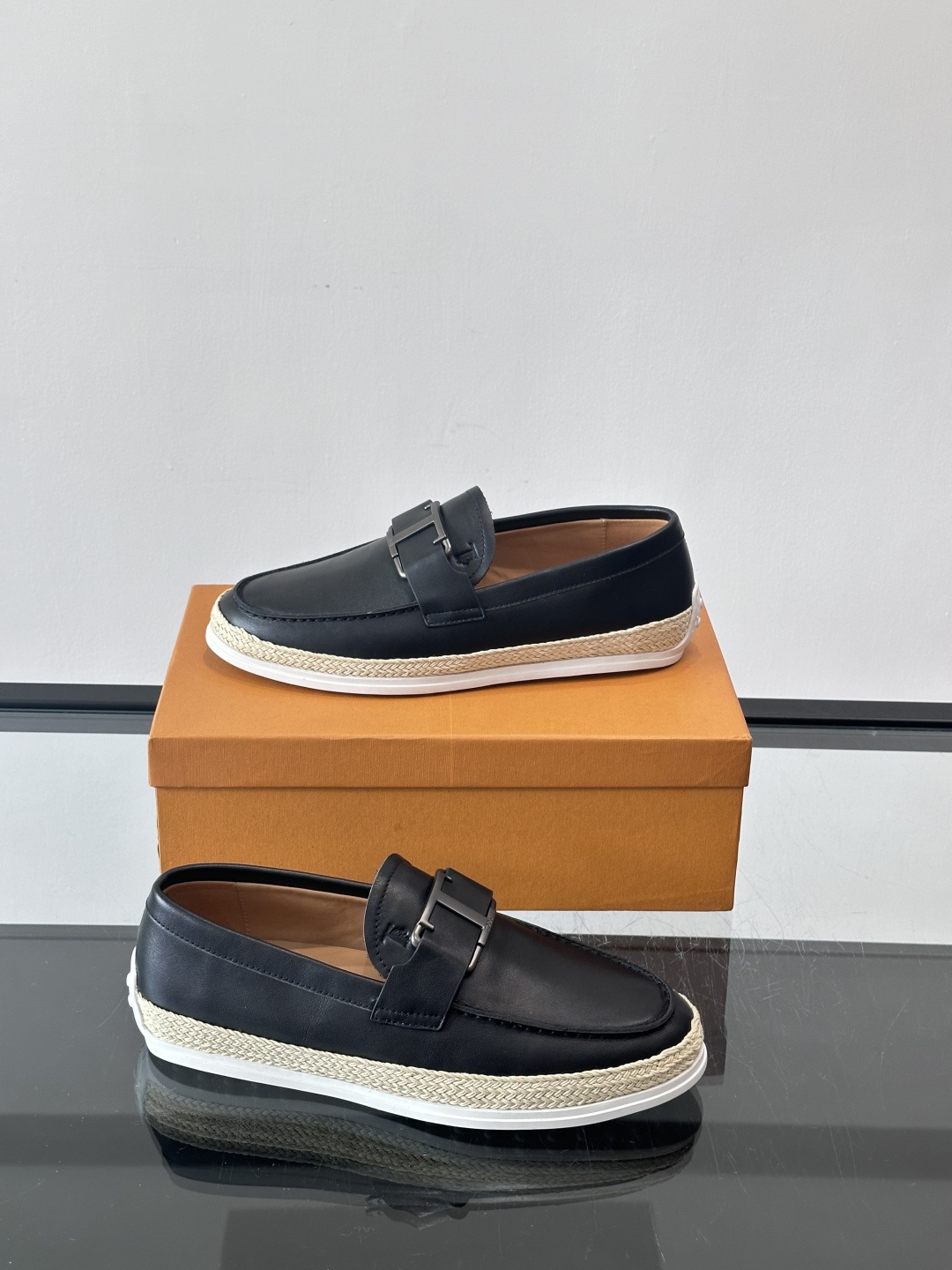 TOD’S/托德斯新款男士乐福休闲鞋，这款鞋选用翻毛皮制成，橡胶大底尽显品牌元素，轻松提升日常造型。原版