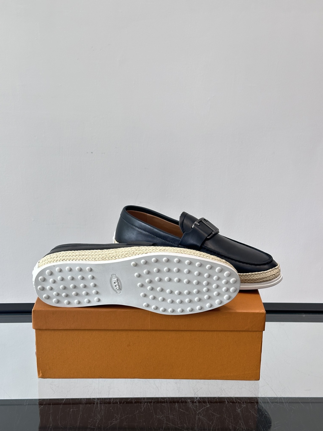 TOD’S/托德斯新款男士乐福休闲鞋，这款鞋选用翻毛皮制成，橡胶大底尽显品牌元素，轻松提升日常造型。原版