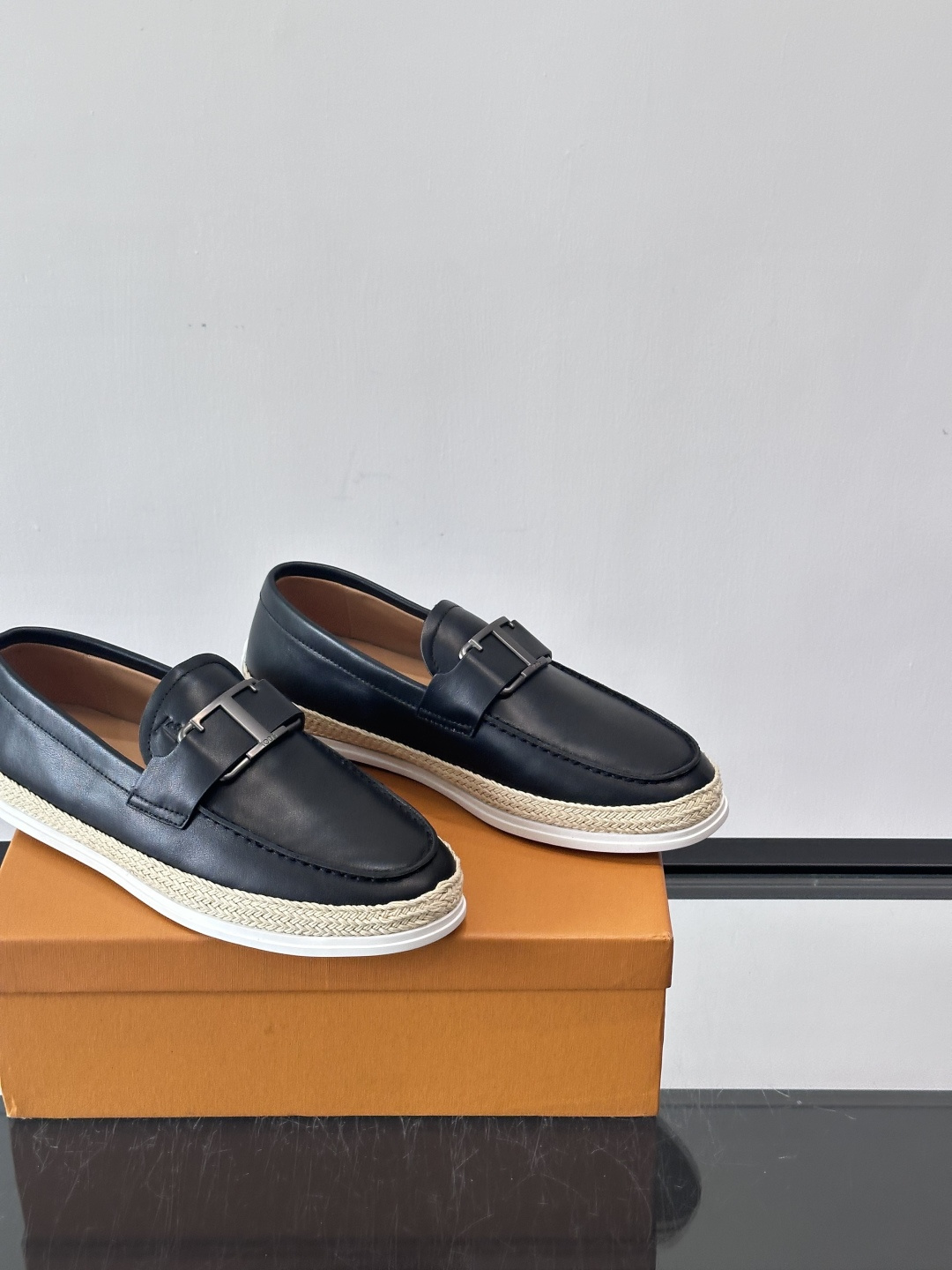 TOD’S/托德斯新款男士乐福休闲鞋，这款鞋选用翻毛皮制成，橡胶大底尽显品牌元素，轻松提升日常造型。原版