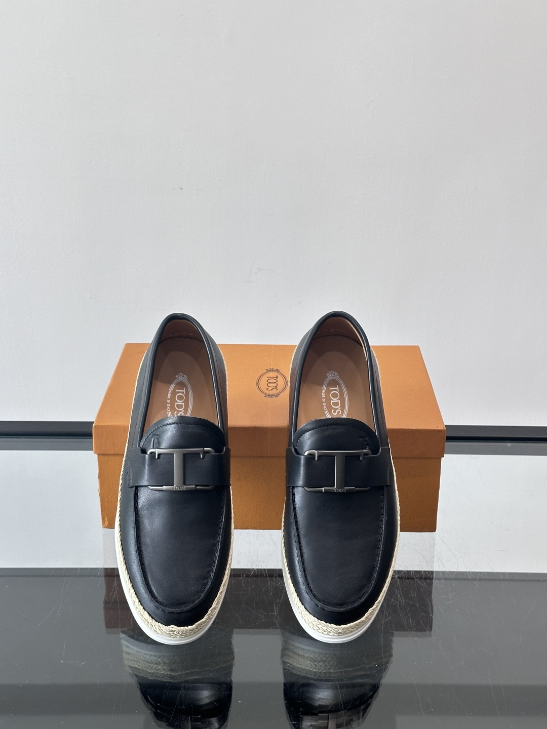 TOD’S/托德斯新款男士乐福休闲鞋，这款鞋选用翻毛皮制成，橡胶大底尽显品牌元素，轻松提升日常造型。原版