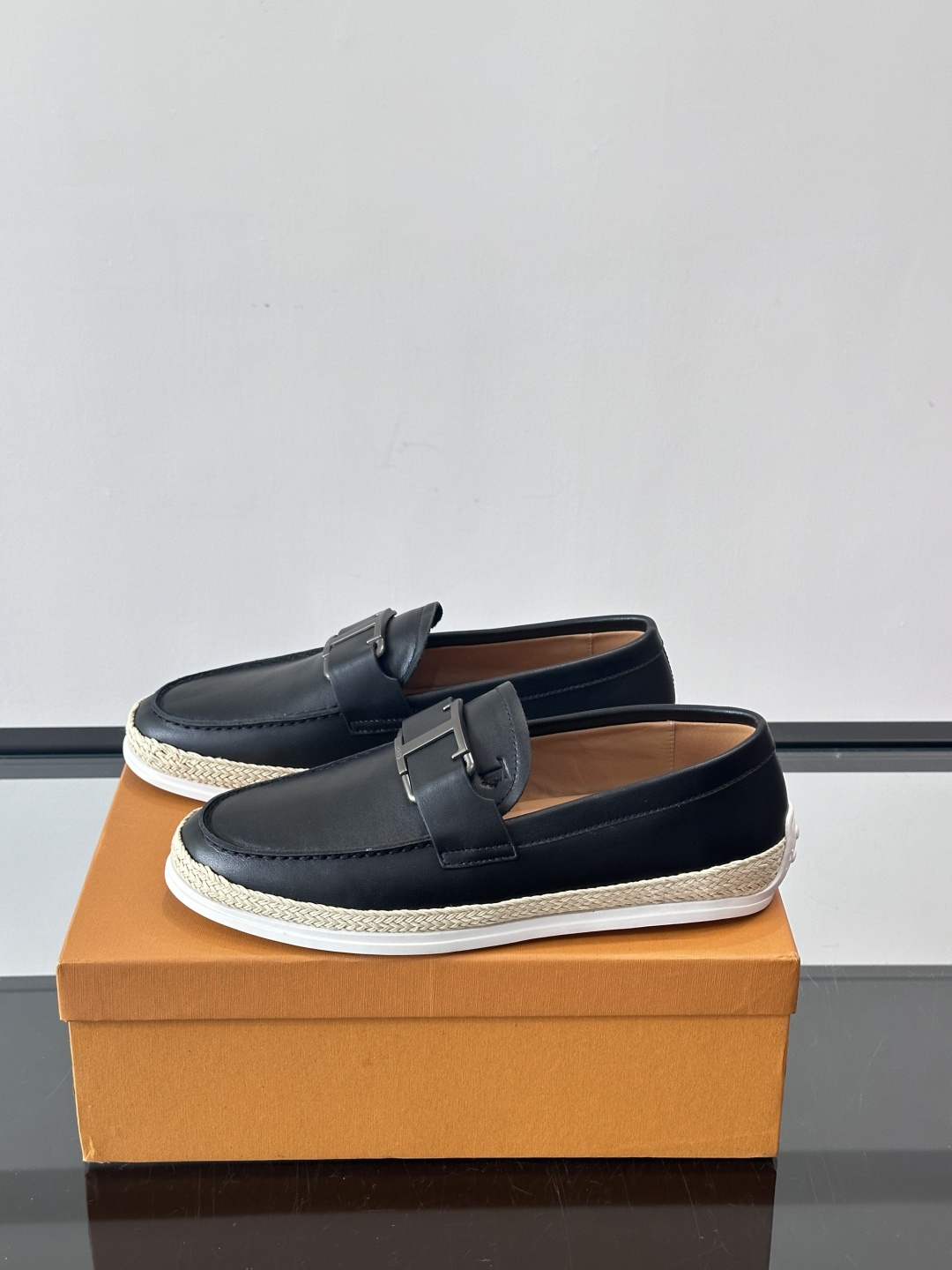 TOD’S/托德斯新款男士乐福休闲鞋，这款鞋选用翻毛皮制成，橡胶大底尽显品牌元素，轻松提升日常造型。原版