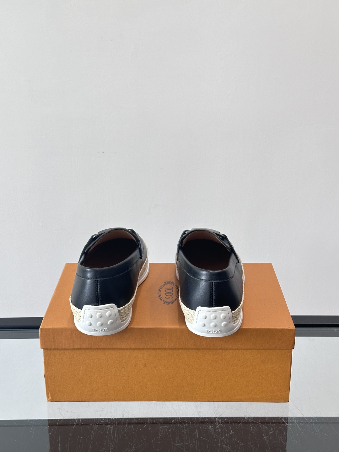 TOD’S/托德斯新款男士乐福休闲鞋，这款鞋选用翻毛皮制成，橡胶大底尽显品牌元素，轻松提升日常造型。原版