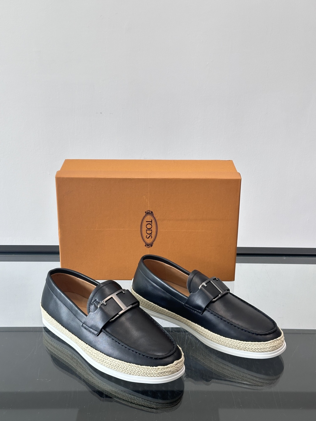 TOD’S/托德斯新款男士乐福休闲鞋，这款鞋选用翻毛皮制成，橡胶大底尽显品牌元素，轻松提升日常造型。原版