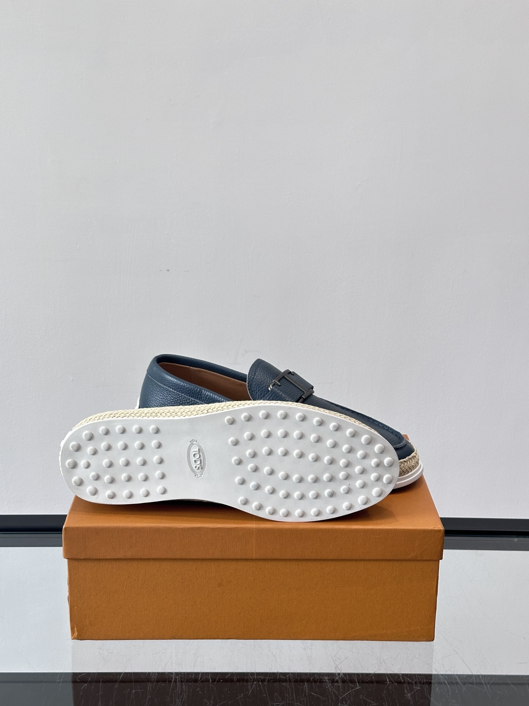 TOD’S/托德斯新款男士乐福休闲鞋，这款鞋选用翻毛皮制成，橡胶大底尽显品牌元素，轻松提升日常造型。原版