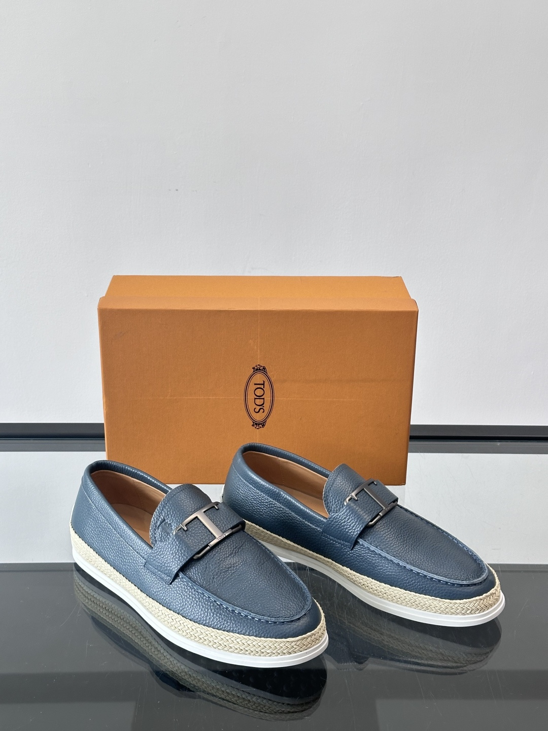 TOD’S/托德斯新款男士乐福休闲鞋，这款鞋选用翻毛皮制成，橡胶大底尽显品牌元素，轻松提升日常造型。原版