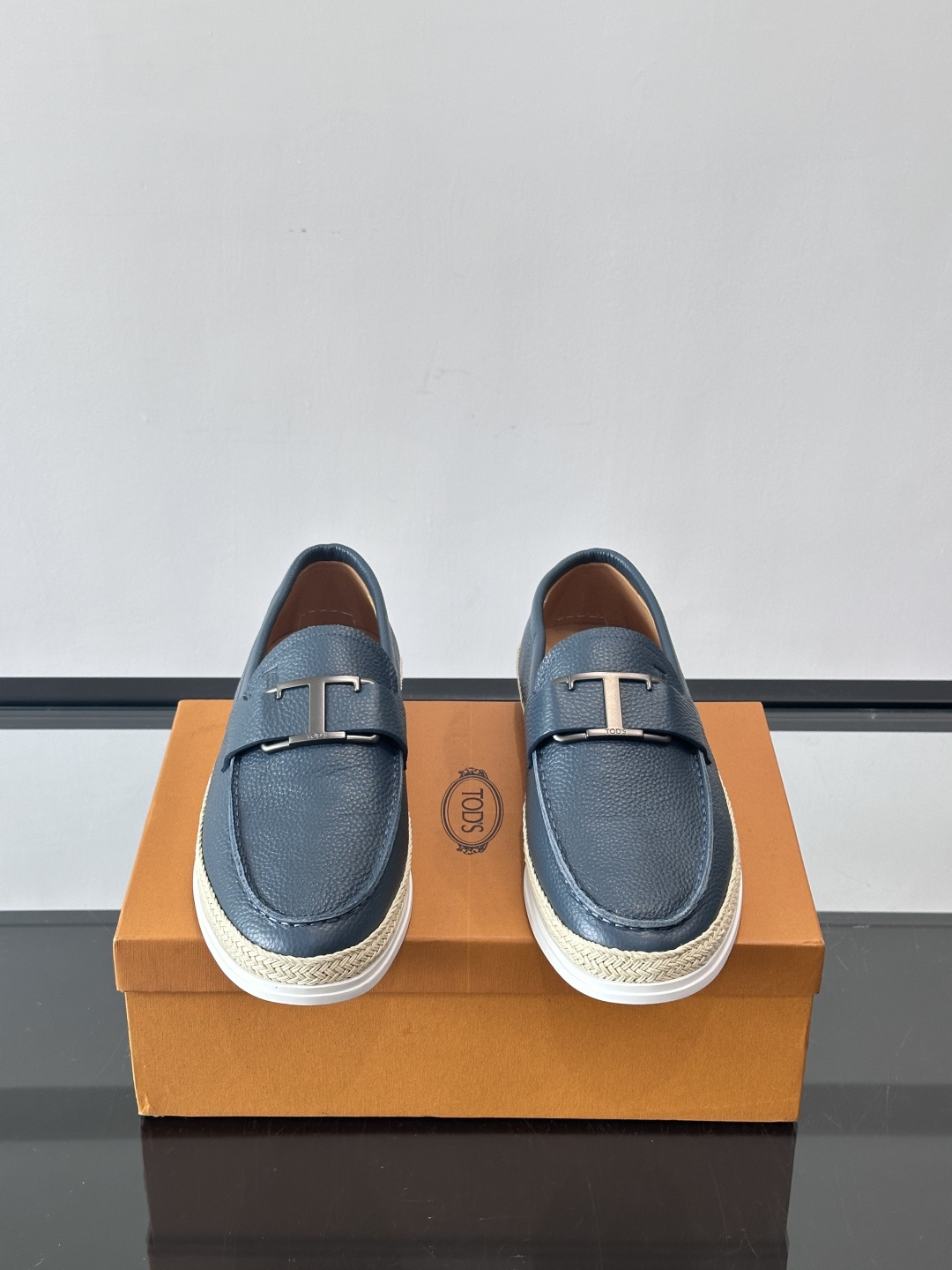 TOD’S/托德斯新款男士乐福休闲鞋，这款鞋选用翻毛皮制成，橡胶大底尽显品牌元素，轻松提升日常造型。原版