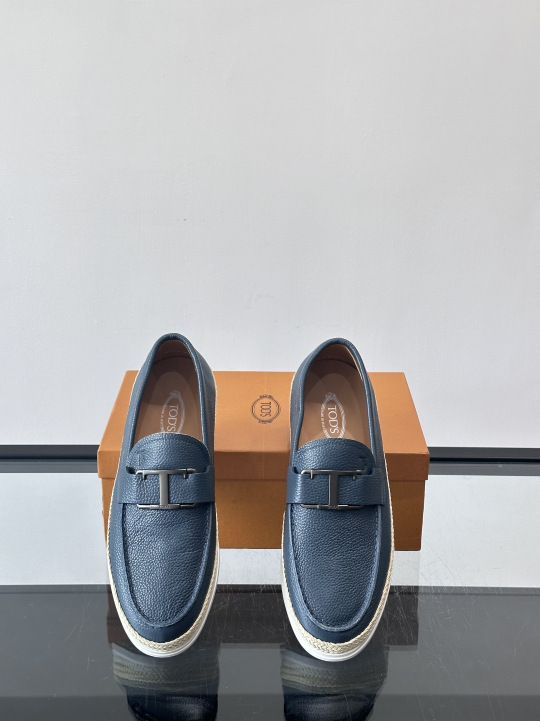 TOD’S/托德斯新款男士乐福休闲鞋，这款鞋选用翻毛皮制成，橡胶大底尽显品牌元素，轻松提升日常造型。原版