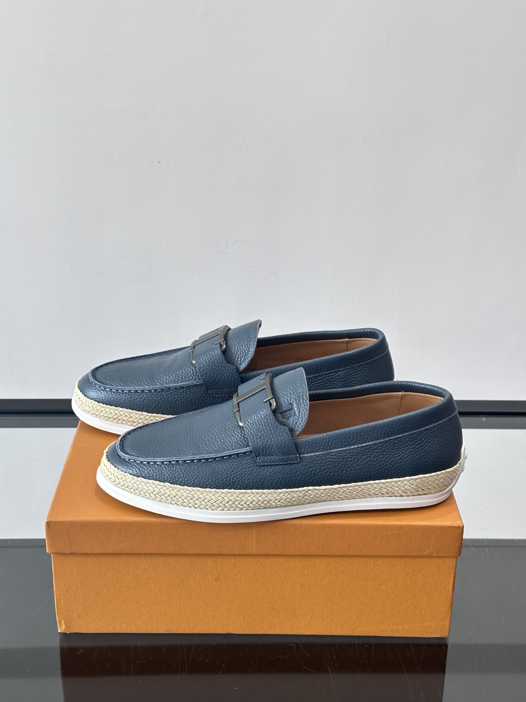 TOD’S/托德斯新款男士乐福休闲鞋，这款鞋选用翻毛皮制成，橡胶大底尽显品牌元素，轻松提升日常造型。原版