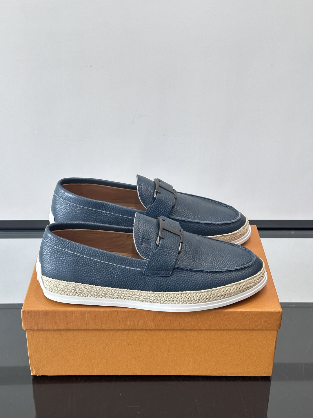 TOD’S/托德斯新款男士乐福休闲鞋，这款鞋选用翻毛皮制成，橡胶大底尽显品牌元素，轻松提升日常造型。原版