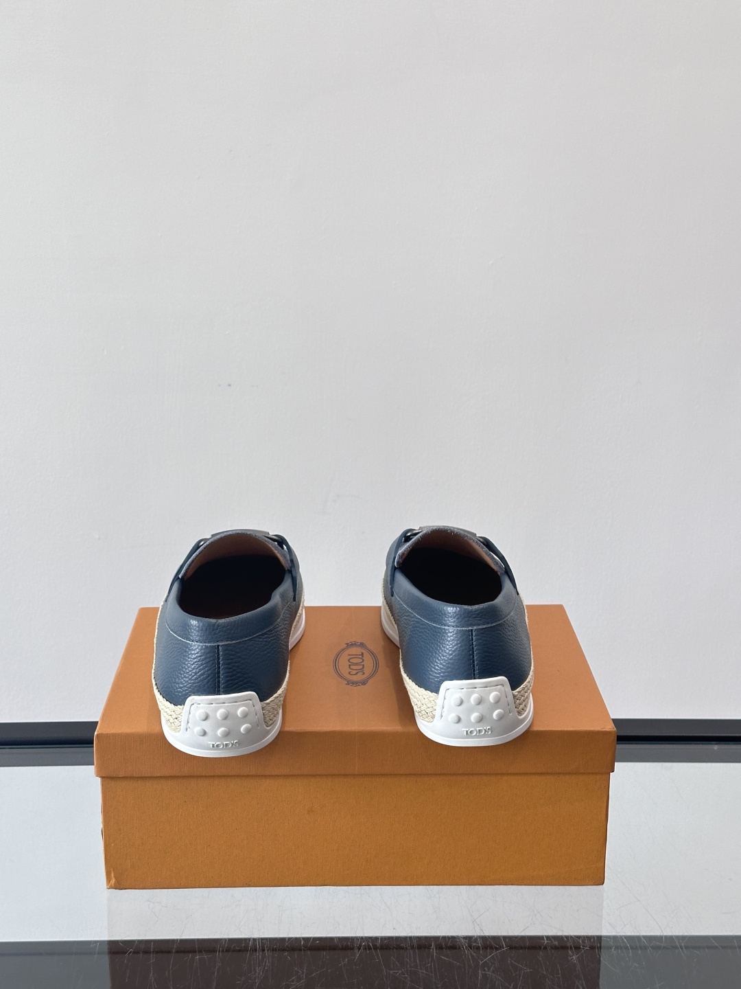 TOD’S/托德斯新款男士乐福休闲鞋，这款鞋选用翻毛皮制成，橡胶大底尽显品牌元素，轻松提升日常造型。原版