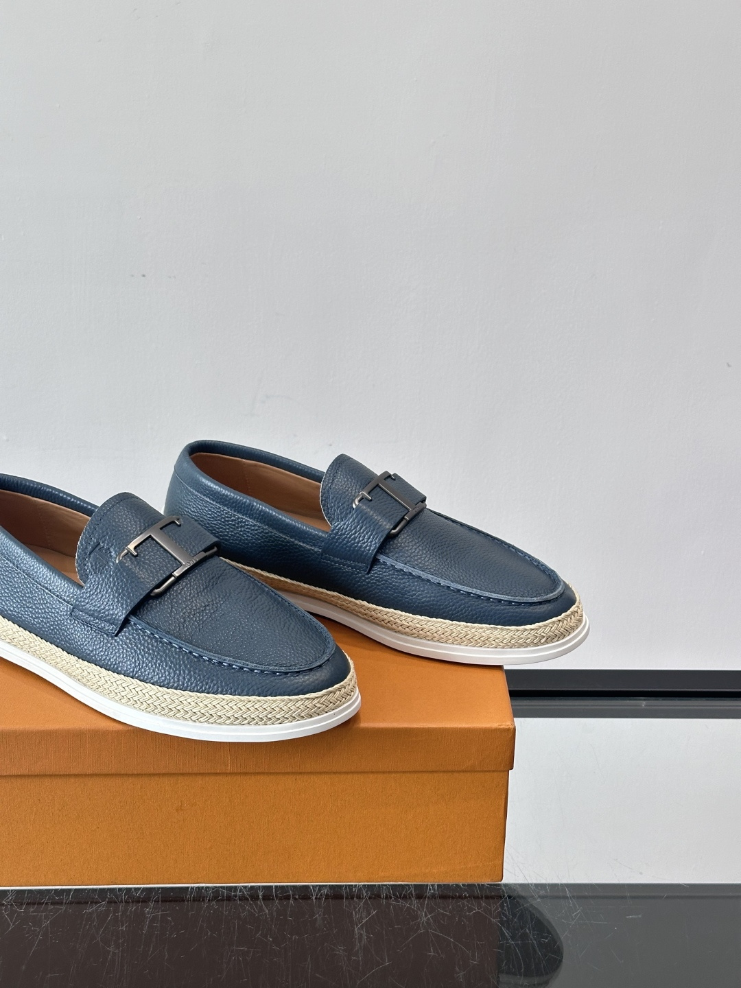 TOD’S/托德斯新款男士乐福休闲鞋，这款鞋选用翻毛皮制成，橡胶大底尽显品牌元素，轻松提升日常造型。原版