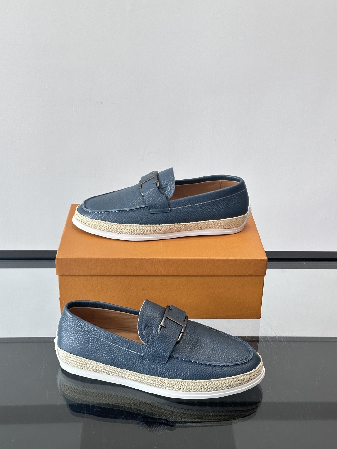 TOD’S/托德斯新款男士乐福休闲鞋，这款鞋选用翻毛皮制成，橡胶大底尽显品牌元素，轻松提升日常造型。原版