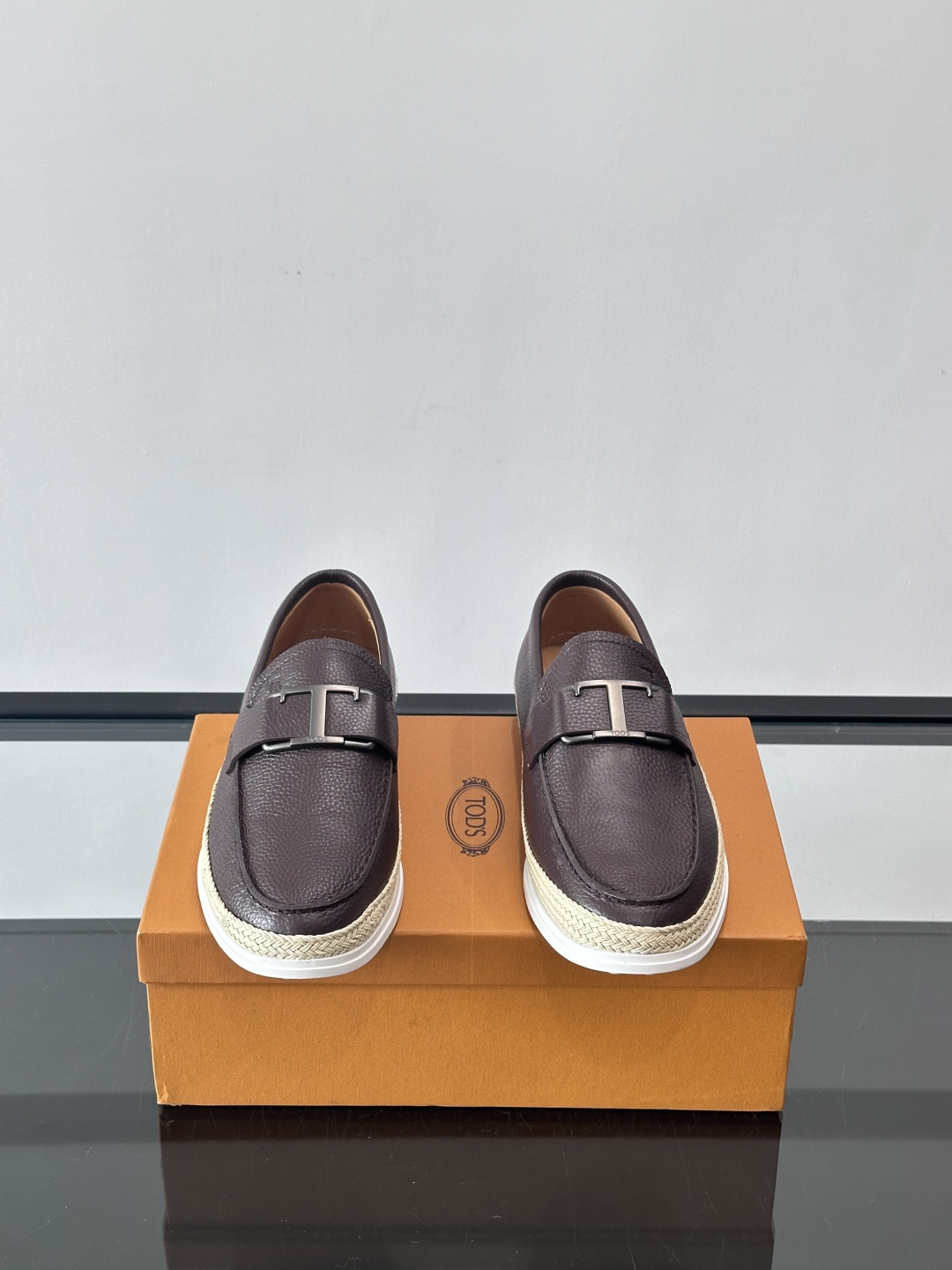 TOD’S/托德斯新款男士乐福休闲鞋，这款鞋选用翻毛皮制成，橡胶大底尽显品牌元素，轻松提升日常造型。原版