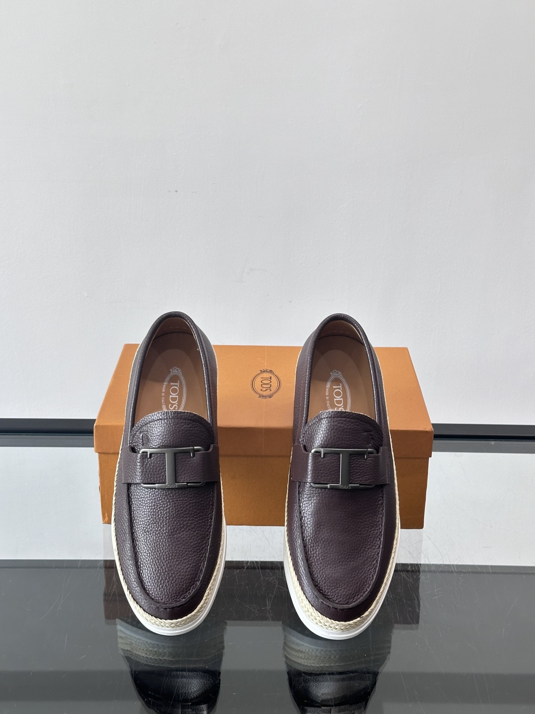 TOD’S/托德斯新款男士乐福休闲鞋，这款鞋选用翻毛皮制成，橡胶大底尽显品牌元素，轻松提升日常造型。原版