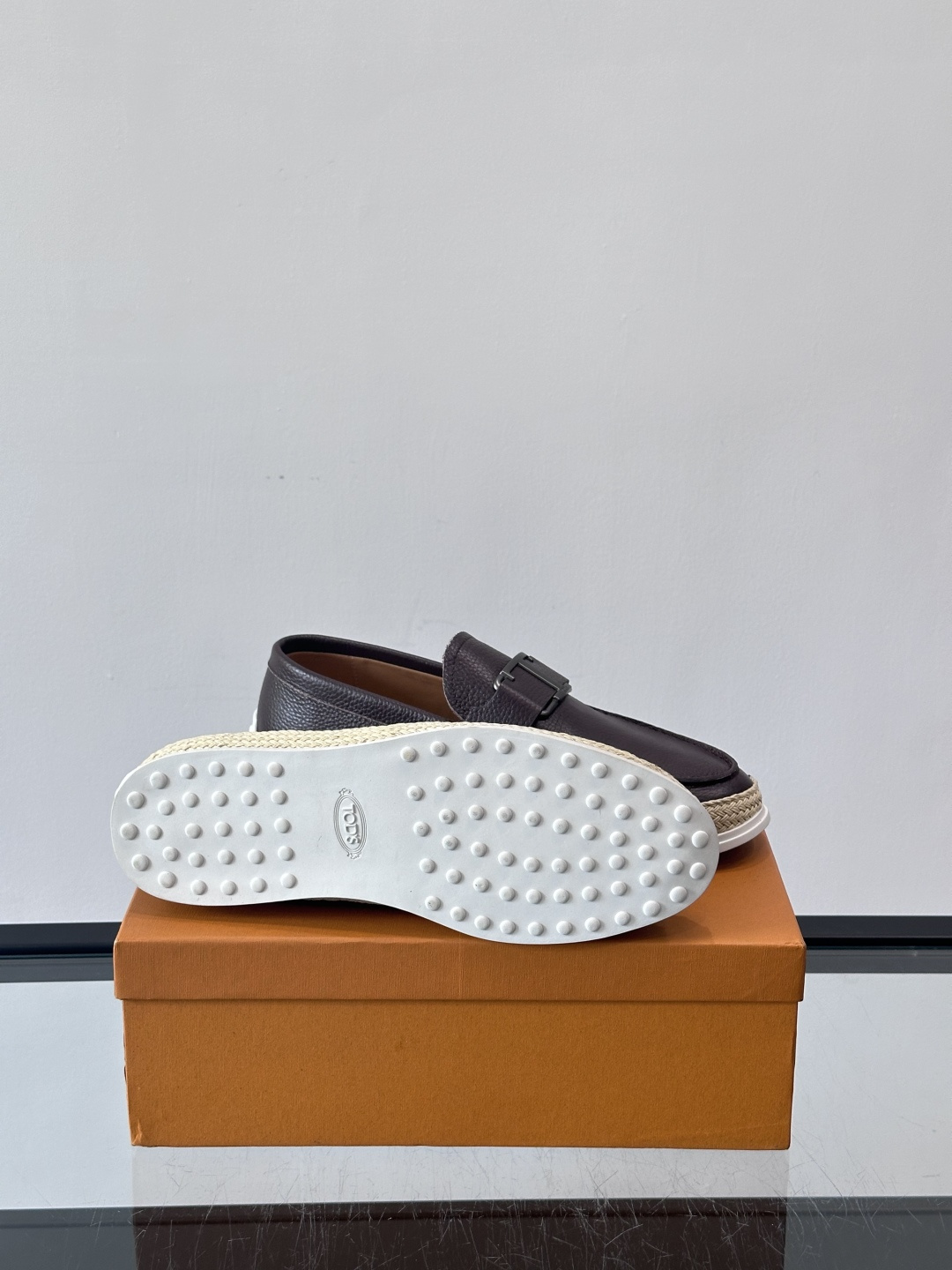 TOD’S/托德斯新款男士乐福休闲鞋，这款鞋选用翻毛皮制成，橡胶大底尽显品牌元素，轻松提升日常造型。原版