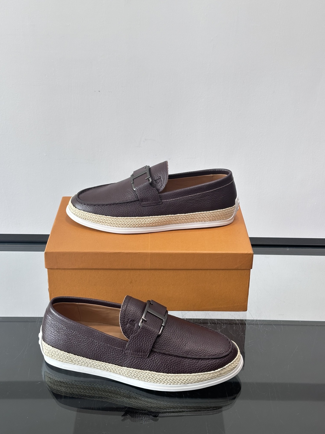 TOD’S/托德斯新款男士乐福休闲鞋，这款鞋选用翻毛皮制成，橡胶大底尽显品牌元素，轻松提升日常造型。原版