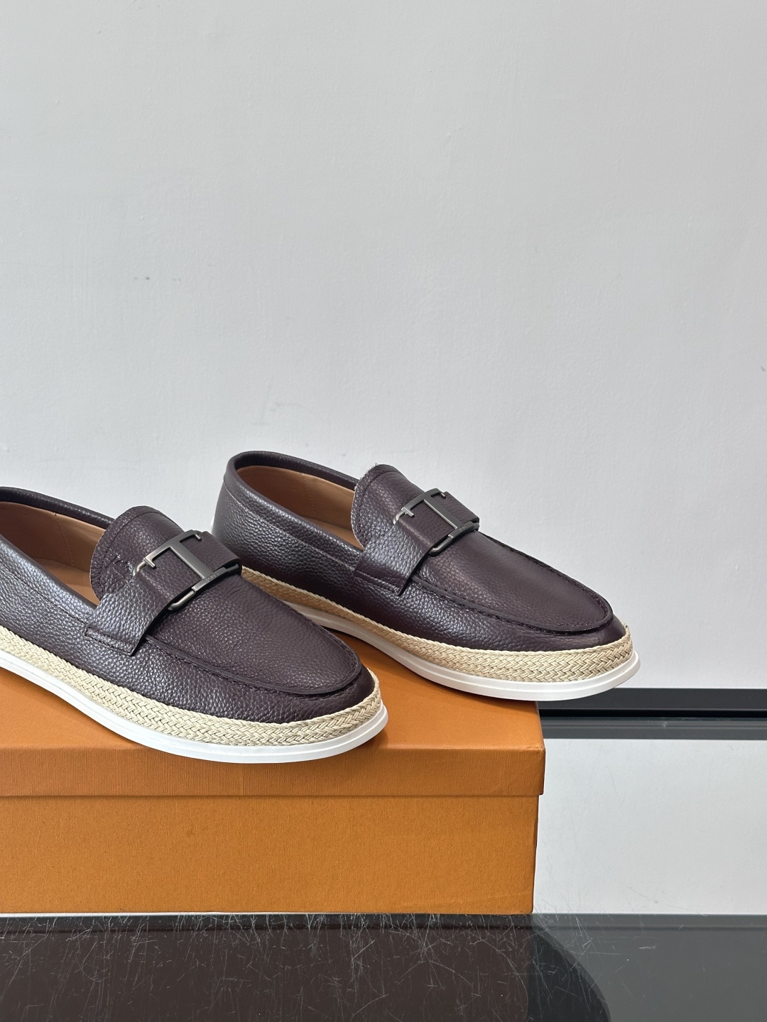 TOD’S/托德斯新款男士乐福休闲鞋，这款鞋选用翻毛皮制成，橡胶大底尽显品牌元素，轻松提升日常造型。原版