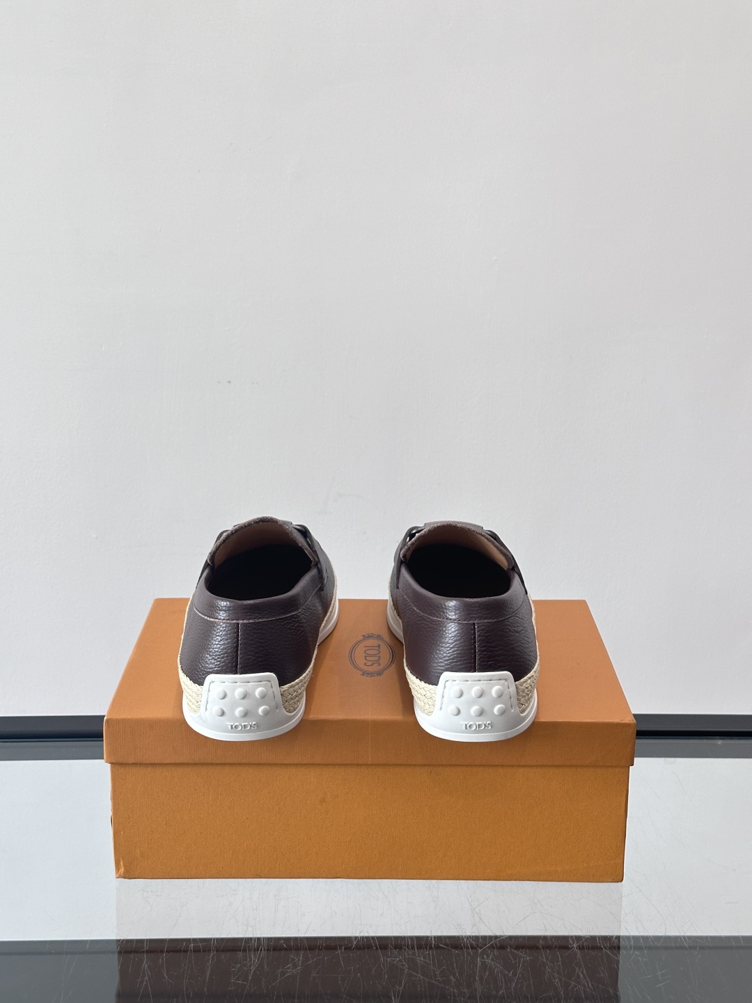 TOD’S/托德斯新款男士乐福休闲鞋，这款鞋选用翻毛皮制成，橡胶大底尽显品牌元素，轻松提升日常造型。原版