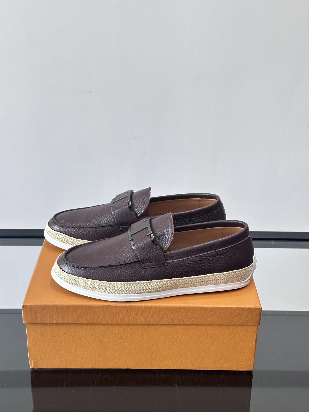 TOD’S/托德斯新款男士乐福休闲鞋，这款鞋选用翻毛皮制成，橡胶大底尽显品牌元素，轻松提升日常造型。原版