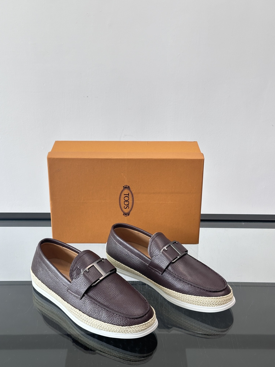 TOD’S/托德斯新款男士乐福休闲鞋，这款鞋选用翻毛皮制成，橡胶大底尽显品牌元素，轻松提升日常造型。原版