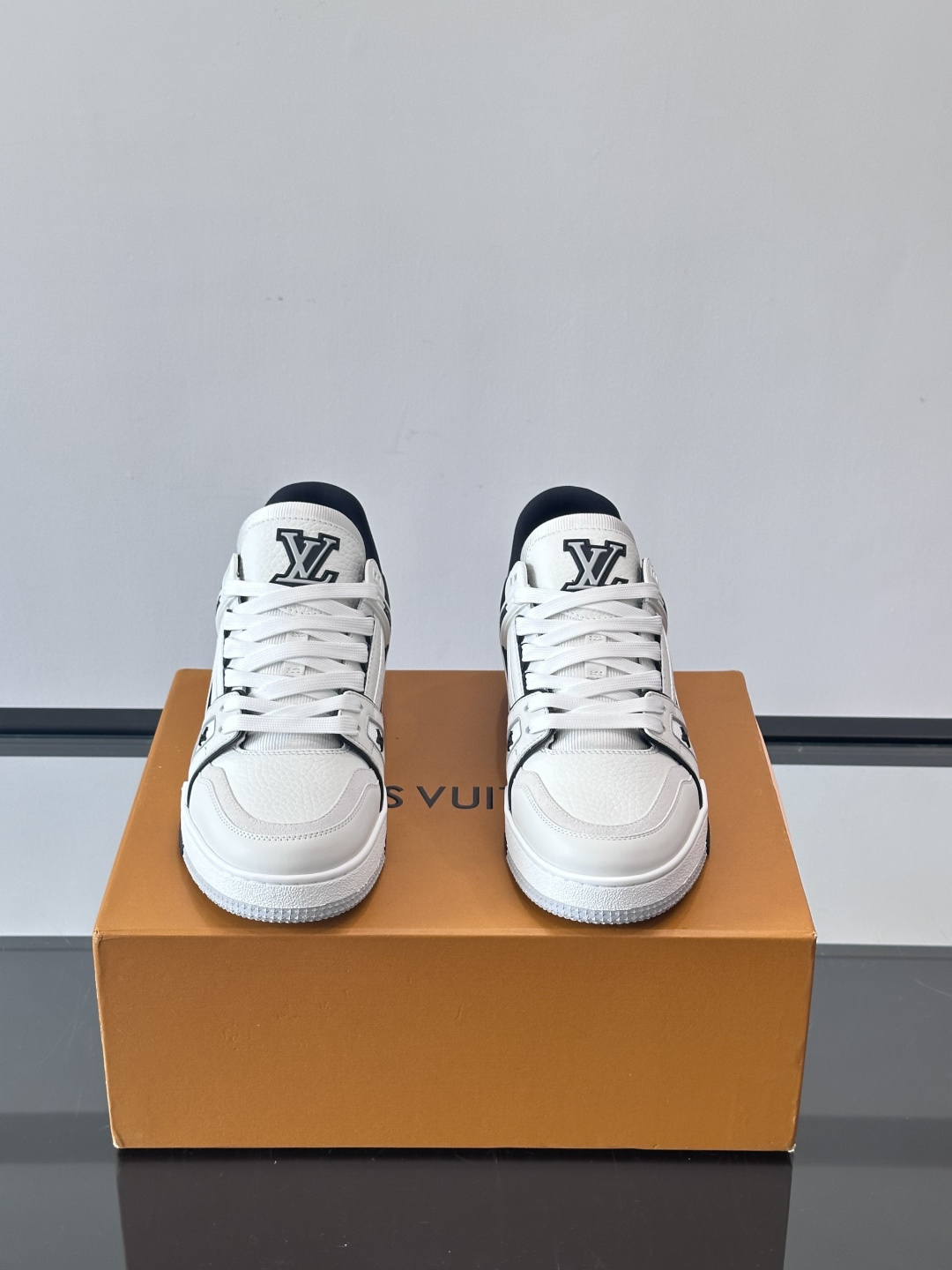 驴家 新配色 trainer运动鞋，本款 LV Trainer 运动鞋取材柔软粒面小牛皮，呈现纯净色调，