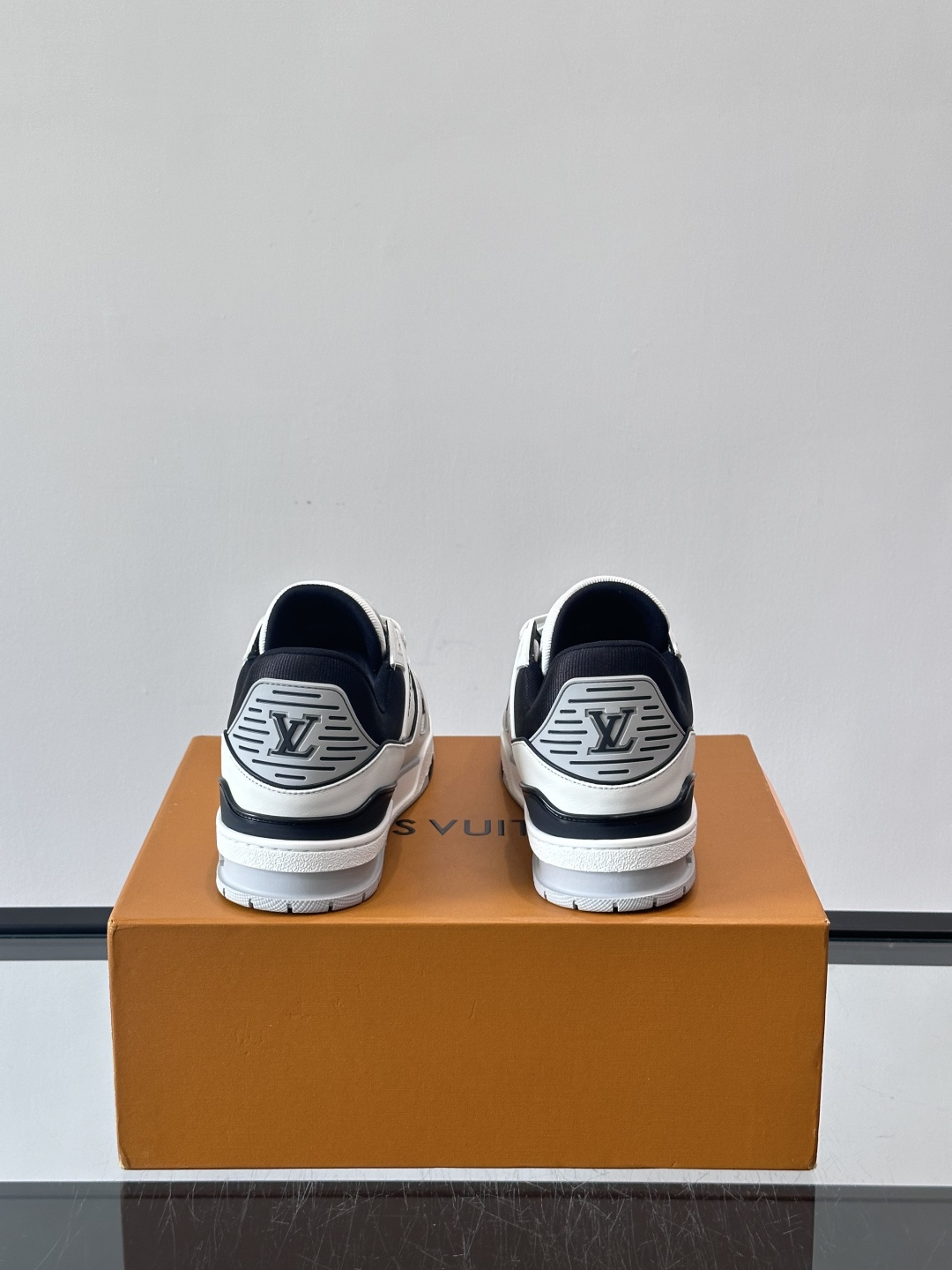 驴家 新配色 trainer运动鞋，本款 LV Trainer 运动鞋取材柔软粒面小牛皮，呈现纯净色调，