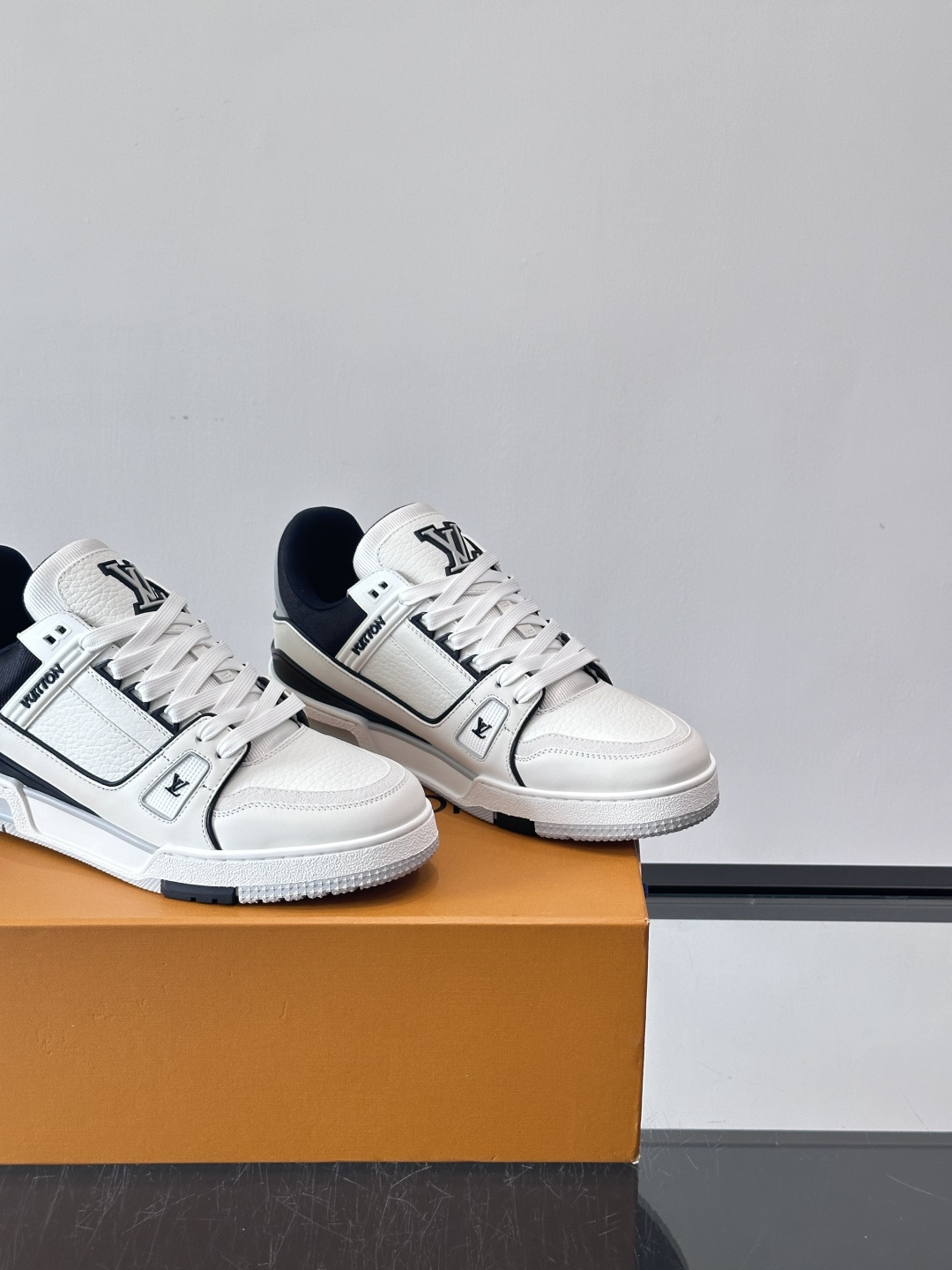 驴家 新配色 trainer运动鞋，本款 LV Trainer 运动鞋取材柔软粒面小牛皮，呈现纯净色调，