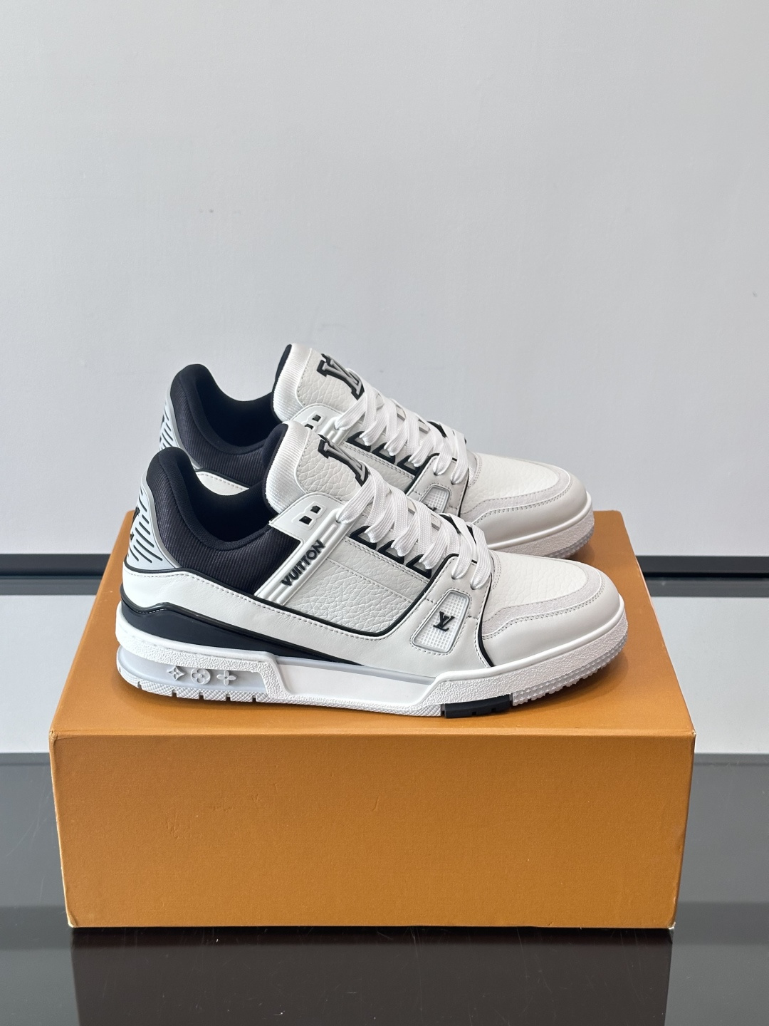 驴家 新配色 trainer运动鞋，本款 LV Trainer 运动鞋取材柔软粒面小牛皮，呈现纯净色调，