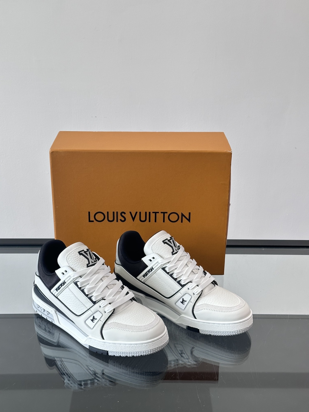 驴家 新配色 trainer运动鞋，本款 LV Trainer 运动鞋取材柔软粒面小牛皮，呈现纯净色调，