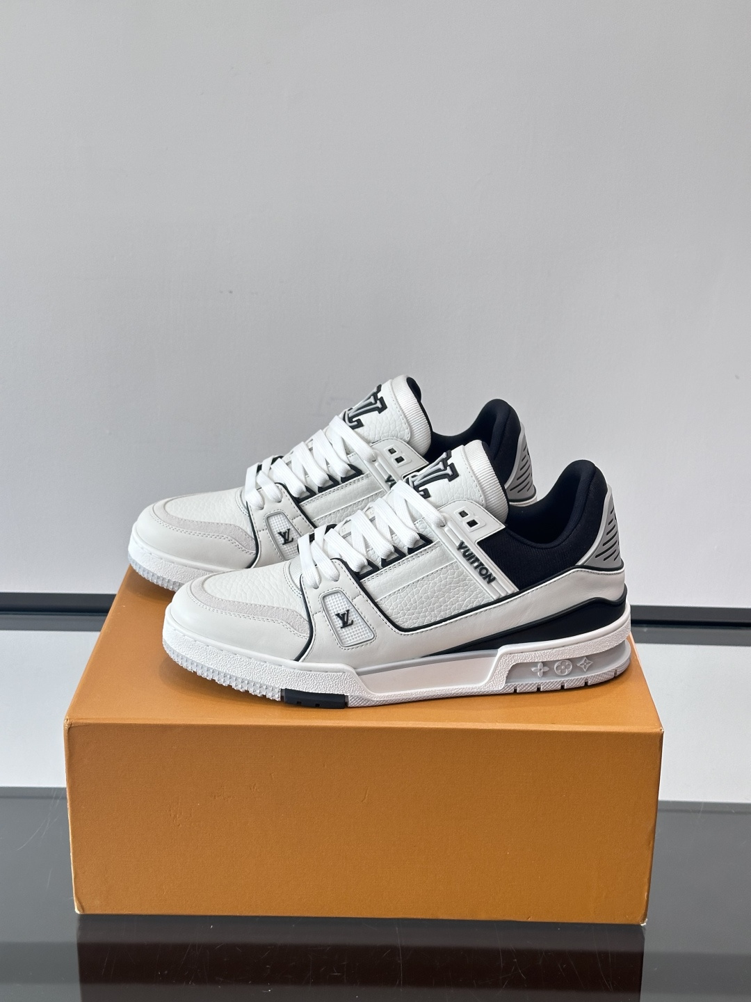 驴家 新配色 trainer运动鞋，本款 LV Trainer 运动鞋取材柔软粒面小牛皮，呈现纯净色调，