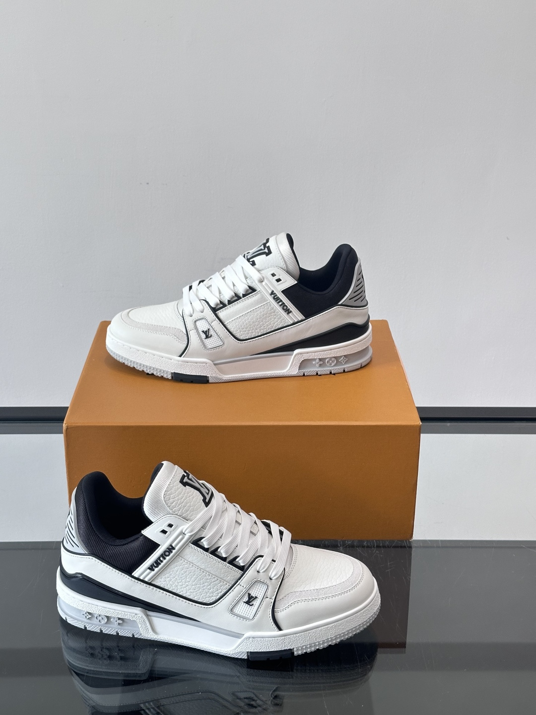 驴家 新配色 trainer运动鞋，本款 LV Trainer 运动鞋取材柔软粒面小牛皮，呈现纯净色调，