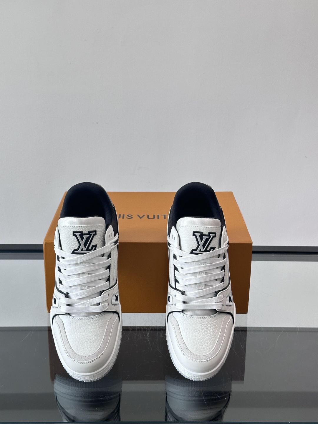 驴家 新配色 trainer运动鞋，本款 LV Trainer 运动鞋取材柔软粒面小牛皮，呈现纯净色调，