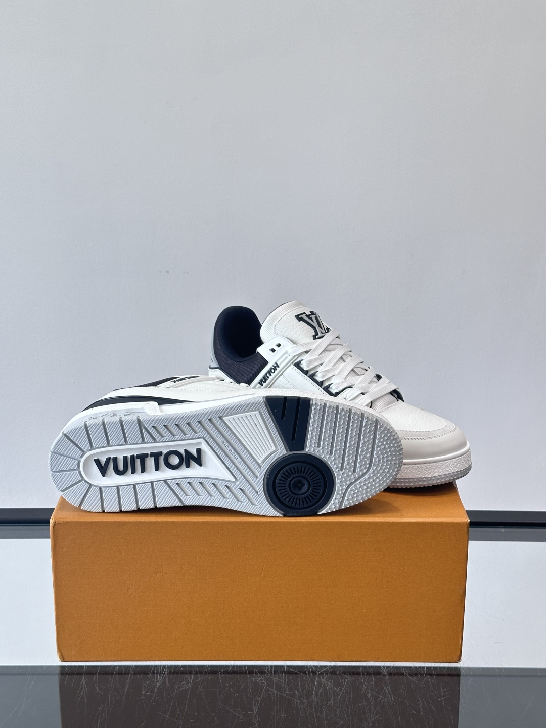 驴家 新配色 trainer运动鞋，本款 LV Trainer 运动鞋取材柔软粒面小牛皮，呈现纯净色调，