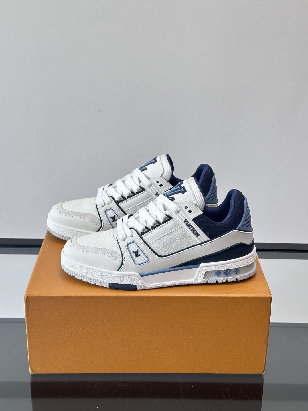 驴家 新配色 trainer运动鞋，本款 LV Trainer 运动鞋取材柔软粒面小牛皮，呈现纯净色调，