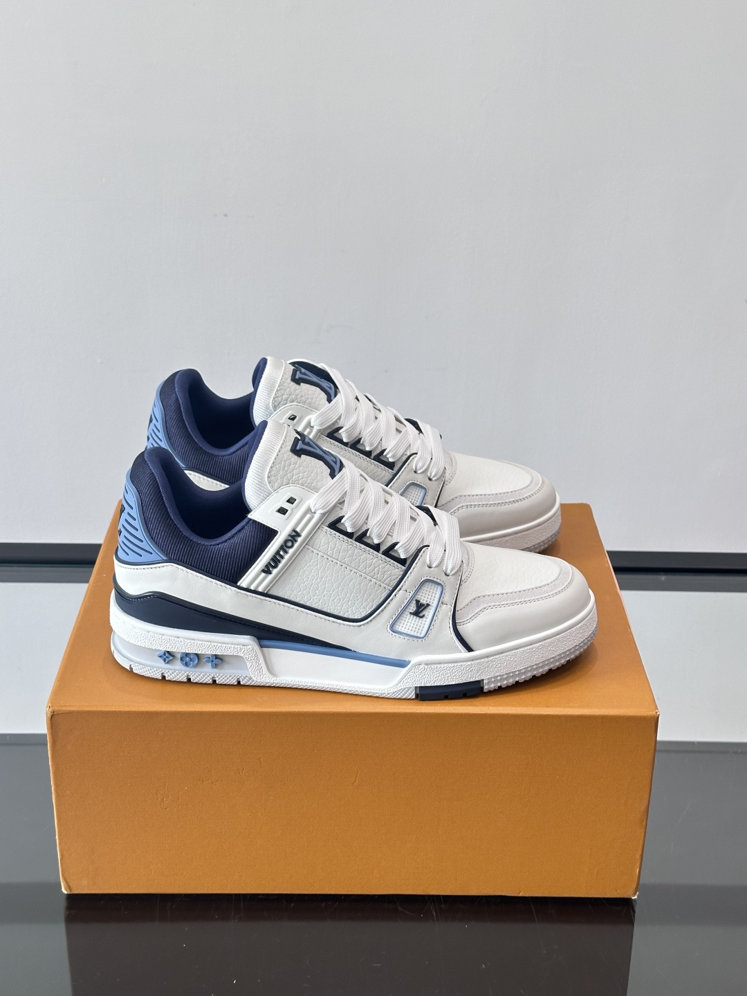 驴家 新配色 trainer运动鞋，本款 LV Trainer 运动鞋取材柔软粒面小牛皮，呈现纯净色调，