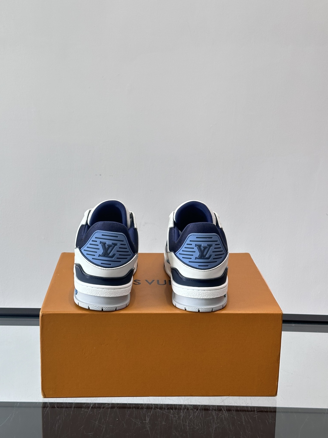 驴家 新配色 trainer运动鞋，本款 LV Trainer 运动鞋取材柔软粒面小牛皮，呈现纯净色调，