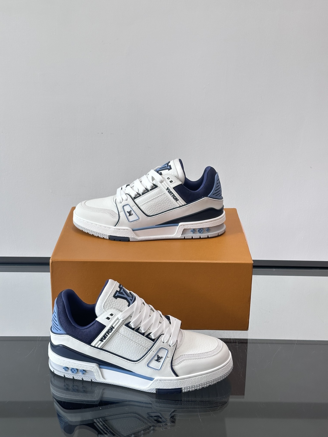 驴家 新配色 trainer运动鞋，本款 LV Trainer 运动鞋取材柔软粒面小牛皮，呈现纯净色调，