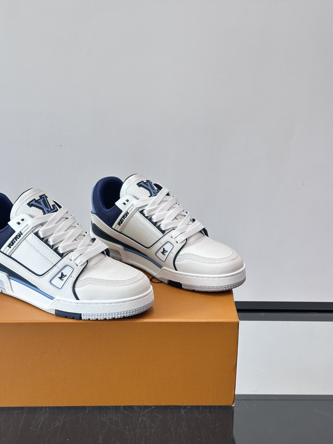 驴家 新配色 trainer运动鞋，本款 LV Trainer 运动鞋取材柔软粒面小牛皮，呈现纯净色调，