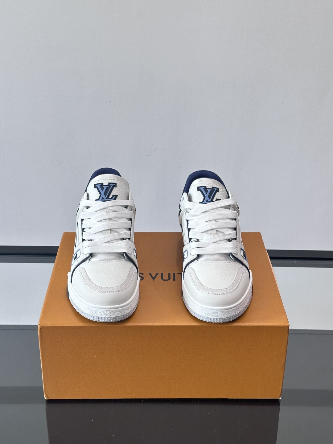 驴家 新配色 trainer运动鞋，本款 LV Trainer 运动鞋取材柔软粒面小牛皮，呈现纯净色调，