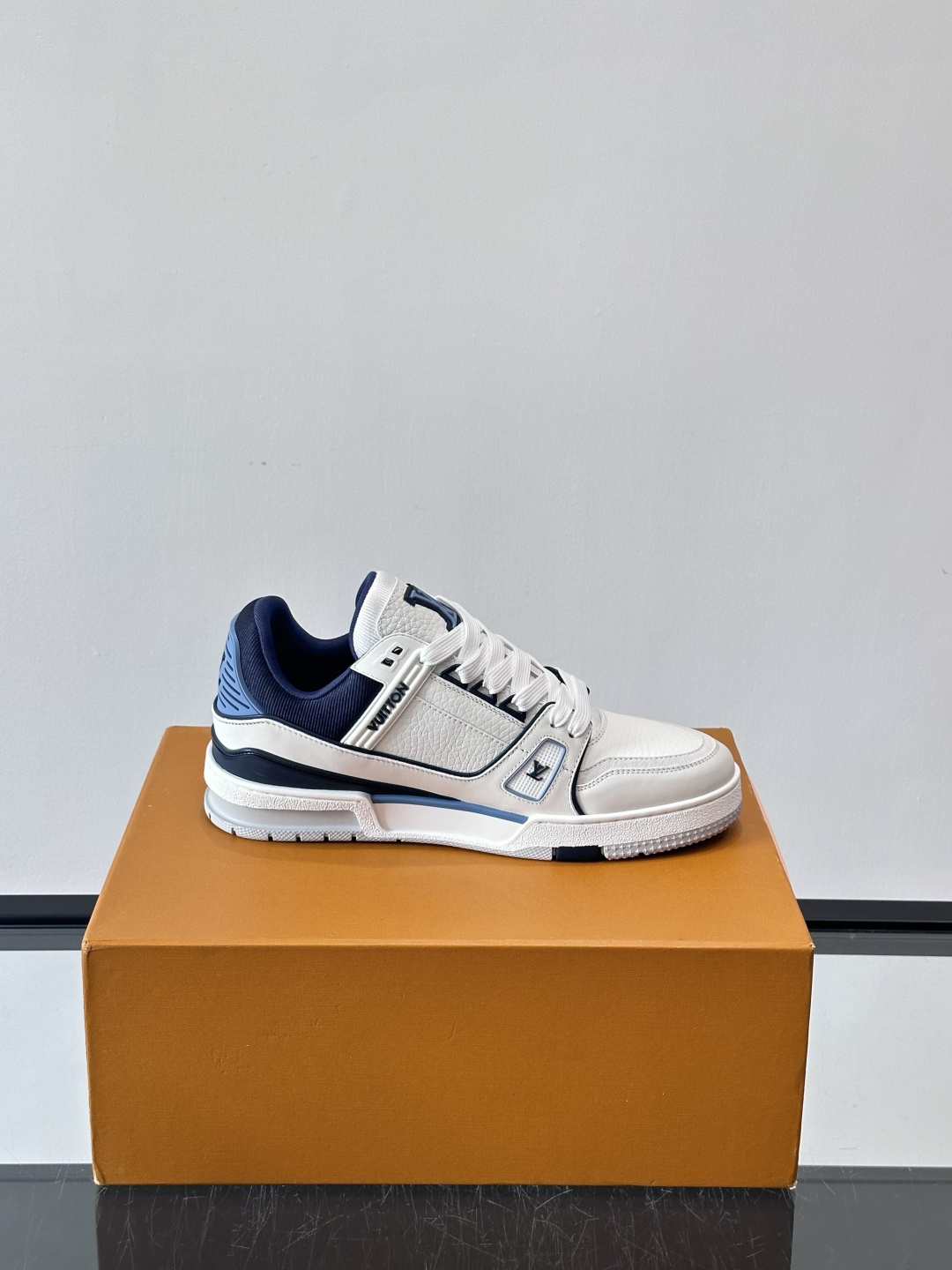 驴家 新配色 trainer运动鞋，本款 LV Trainer 运动鞋取材柔软粒面小牛皮，呈现纯净色调，